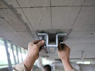 Prestressed Carbon Fiber Plates are Stretched to Reinforce Damaged Bridge